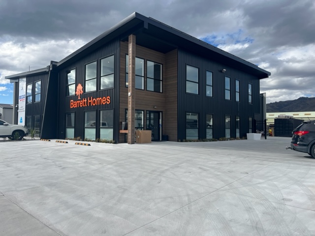 Steel retail and storage building