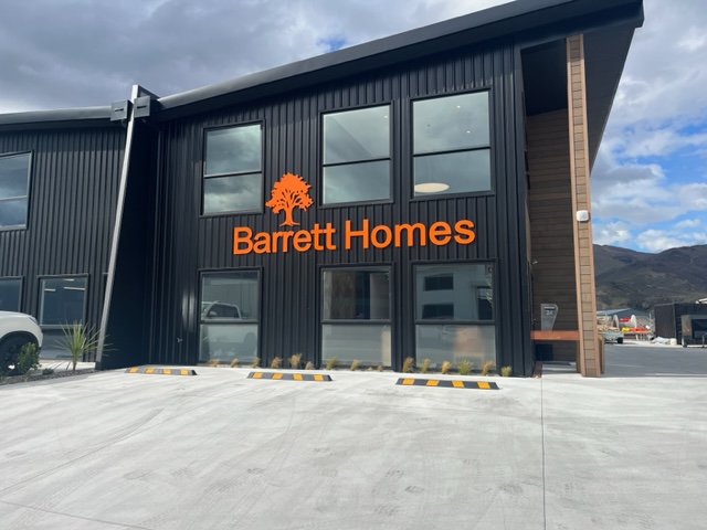 Steel retail and storage building